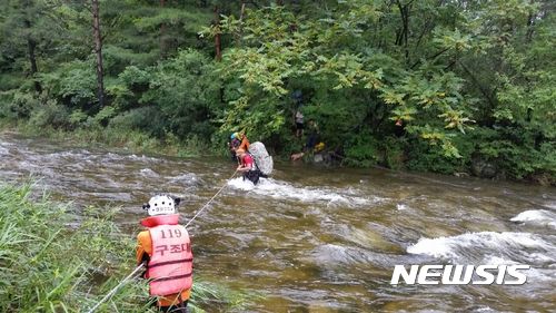 【삼척=뉴시스】김태식 기자 = 16일 오후 12시53분께 강원 삼척시 가곡면 덕풍산장 인근 계곡에서 삼척소방서 119구조대가 집중호우로 불어난 계곡물에 고립된 야영객들을 구조하고 있다.2017.08.16(사진=삼척소방서 제공) photo＠newsis.com