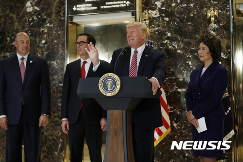 【뉴욕=AP/뉴시스】도널드 트럼프 미국 대통령이 15일(현지시간) 뉴욕 트럼프타워 로비에서 기자회견을 갖고 있다. 왼쪽부터 게리 콘 국가경제위원회 위원장, 스티븐 므누신 재무장관, 트럼프, 일레인 차오 교통장관. 2017.08.16 