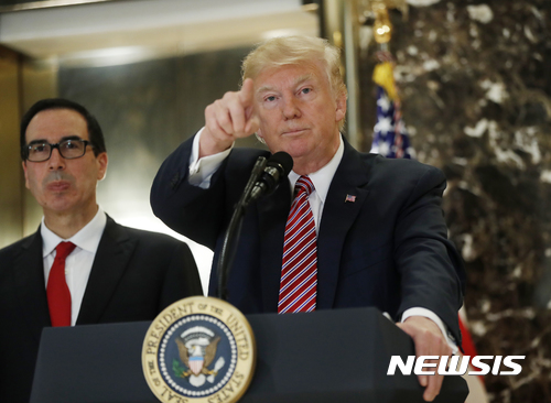  【뉴욕=AP/뉴시스】도널드 트럼프 미국 대통령이 15일(현지시간) 뉴욕 트럼프타워 로비에서 기자회견 중 손가락으로 질문할 기자를 가르키고 있다. 2017.08.16 
