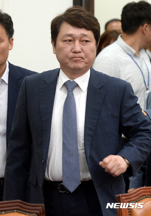 【서울=뉴시스】박영태 기자 = 최재성 더불어민주당 정당발전위원장이 16일 오전 서울 영등포구 여의도 국회 더불어민주당 당대표회의실에서 진행된 최고위원회의에 입장하고 있다. 2017.08.16. since1999@newsis.com