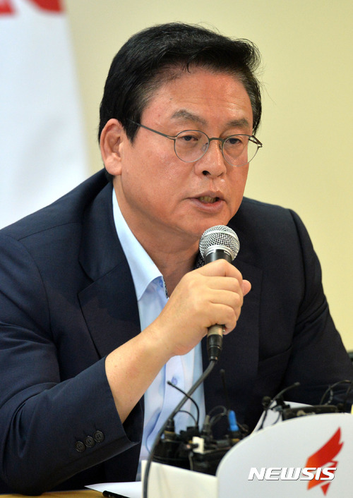 【서울=뉴시스】배훈식 기자 = 16일 오전 서울 여의도 자유한국당 당사에서 열린 당 대표 및 최고위원, 3선 국회의원 연석회의에 참석한 정우택 원내대표가 모두발언하고 있다. 정 원내대표는 문재인 대통령의 8.15 경축사에 대해 대단히 유감스럽다며 공허한 수사에 불과한 한반도 운전석론을 외치는 것에 실망이라고 말했다. 2017.08.16. dahora83@newsis.com