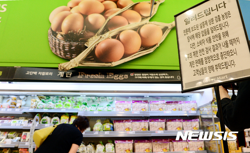 【서울=뉴시스】이종철 기자 = 국산 달걀에서 사용이 금지된 살충제 성분이 나와 파문이 일고 있는 가운데 16일 서울의 한 대형마트 계란 판매대에는 다른 상품이 진열되어 있고 계란 판매를 잠정적으로 중단한다는 안내문이 부착되어 있다. 2017.08.16.jc4321@newsis.com