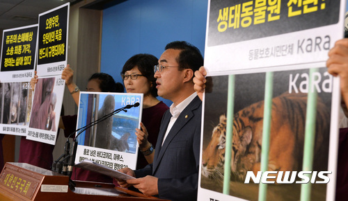 【서울=뉴시스】이영환 기자 = 더불어민주당 박홍근(오른쪽) 원내수석부대표와 동물보호 시민단체 KARA(카라) 전진경 상임이사가 16일 오전 서울 여의도 국회 정론관에서 열린 '쥬쥬동물원의 손해배상 청구에 대한 카라의 승소판결 기념 기자회견'에 참석해 발언하고 있다. 2017.08.16. 20hwan@newsis.com