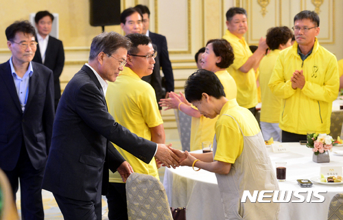 【서울=뉴시스】전진환 기자 = 문재인 대통령이 16일 오후 4·16 세월호 참사 피해자 가족들 초청 간담회가 열린 청와대 영빈관에서 유가족들과 인사하고 있다. 2017.08.16.&nbsp; amin2@newsis.com