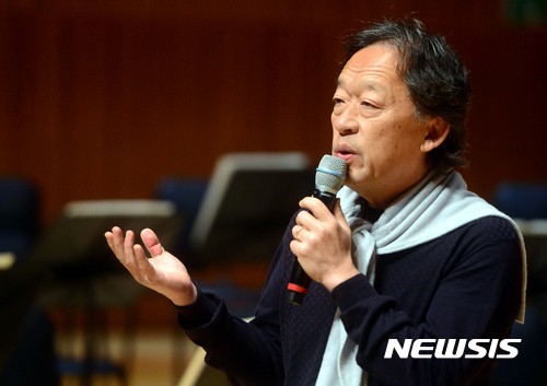 【서울=뉴시스】조성봉 기자 = 정명훈 지휘자가 지난해 8월16일 오후 서울 송파구 롯데콘서트홀에서 열린 롯데콘서트홀 개관 1주년 기념콘서트 기자간담회 및 리허설 언론공개행사에서 취재진의 질문에 답변하고 있다. 2017.08.16.suncho21@newsis.com