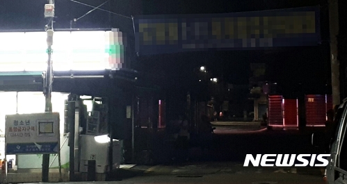 【대구=뉴시스】민경석 기자 = 대구시 중구가 대구지역 유명 성매매 집결지(집창촌)인 자갈마당 주변에 설치한 폐쇄회로(CC)TV 4대가 지난 16일부터 본격적으로 가동됐다. 총 500여m 길이의 자갈마당의 골목 곳곳은 사람들의 발길이 뚝 끊겼다. 2017.08.17. 0803mks@newsis.com