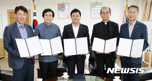 【청주=뉴시스】 충북도교육청이 17일 교육청에서 천주교청주교구, 내적치유사역연구원, 한국사회개발원 등과 교직원 힐링 프로그램 추진을 위한 업무협약을 했다. (사진= 충북교육청 제공) photo@newsis.com