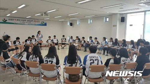 【순창=뉴시스】강인 기자 = 17일 교류협력 일환으로 전북 순창군을 방문한 부산 사상구 청소년들이다. 2017.08.17. (사진 = 순창군 제공)kir1231@newsis.com