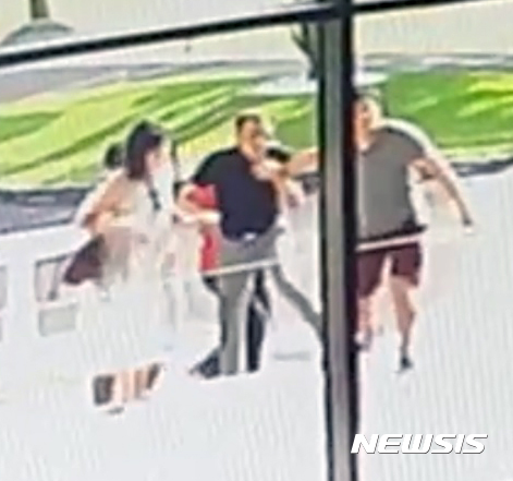 【청도=뉴시스】박준 기자 = 경북의 한 골프장에서 현직 경찰을 포함한 남자 3명이 반바지 차림의 출입을 허용하지 않는다는 이유로 난동을 부리며 골프장 직원의 멱살을 잡고 있다. 2017.08.17 june@newsis.com