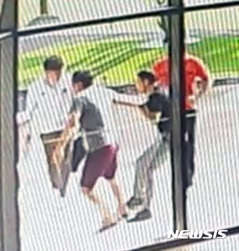 【청도=뉴시스】박준 기자 = 경북의 한 골프장에서 현직 경찰을 포함한 남자 3명이 반바지 차림의 출입을 허용하지 않는다는 이유로 난동을 부리며 골프장 직원의 멱살을 잡고 있다. 2017.08.17 june@newsis.com