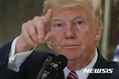 【뉴욕=AP/뉴시스】도널드 트럼프 미 대통령이 지난 15일 뉴욕의 트럼프 타워에서 기자들의 질문에 답하고 있다. 트럼프 대통령은 17일 인프라자문위원회의 구성을 중단한다고 밝혔다. 이에 따라 전략정책포럼과 제조업평의회에 이어 3번째 자문위원회가 백악관에서 사라지게 됐다. 2017.8.18