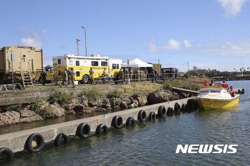 【호놀룰루(하와이) = AP/뉴시스】 = 8월 16일 호놀룰루 소방본부의 수색대가 전 날밤 미군 블랙호크 헬리콥터가 추락한 오아후 섬 인근 해역의 수색에 나서고 있다. 