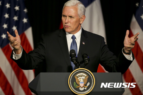 【산티아고=AP/뉴시스】 마이크 펜스 미국 부통령이 16일(현지시간) 칠레 산티아고의 미국상공회의소에서 연설하고 있다. 2017.08.17
