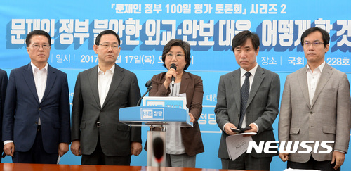 【서울=뉴시스】이영환 기자 = 바른정당 이혜훈 대표가 17일 오전 서울 여의도 국회 바른정당 회의실에서 열린 의원전체회의에 참석해 문재인 대통령 취임 후 100일간 외교-안보 문제에 대해 발언하고 있다. 2017.08.17. 20hwan@newsis.com