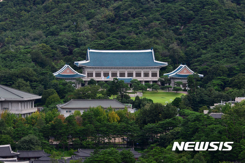 【서울=뉴시스】 더불어민주당 전 당원 김모(필명 드루킹)씨의 인터넷 댓글 조작 사건이 문재인 대통령 측근까지 퍼진 가운데 출범 2년째 접어든 청와대와 여권 부담이 커지고 있다. 사진은 청와대 전경. (사진=뉴시스 자료사진) 2018.05.22. photo@newsis.com