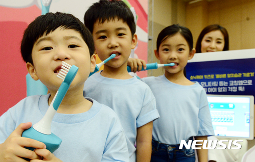 【서울=뉴시스】이종철 기자 = 17일 서울 종로구 세종문화회관 예인홀에서 어린이 모델들이 필립스코리아의 어린이용 음파칫솔 브랜드 '소닉케어 키즈'의 가을 새학기 맞이 '우리 아이 양치습관 기르기' 캠페인을 선보이고 있다.필립스는 이번 캠페인을 통해 유아동 시기 구강관리의 중요성을 강조하고 아이들의 스스로 즐겁게 양치할 수 있도록 돕는 노하우를 전달할 예정이다. 2017.08.17.jc4321@newsis.com