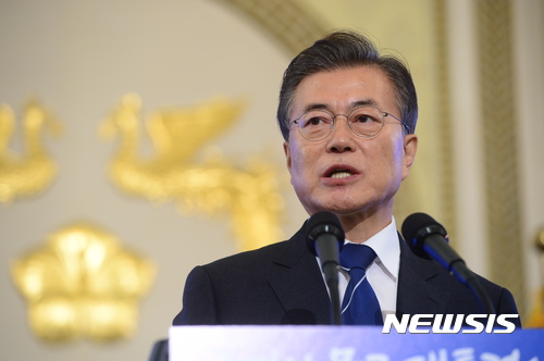 【서울=뉴시스】전신 기자 = 문재인 대통령이 17일 오전 청와대 영빈관에서 열린 취임 100일 기자회견에 참석해 임기 초반 국정 성과와 향후 국정 운영 방향에 관련한 모두발언하고 있다. 2017.08.17.&nbsp; photo1006@newsis.com 