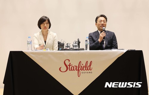 【서울=뉴시스】 17일 오전 경기도 고양시 스타필드 고양 3층에서 프리오픈 기념 기자간담회가 열린 가운데 임영록 신세계프라퍼티 대표이사(오른쪽), 여주은 신세계프라퍼티 영업전략담당 상무가 질의응답에 임하고 있다. 2017.08.17. (사진=신세계 제공)&nbsp; photo@newsis.com