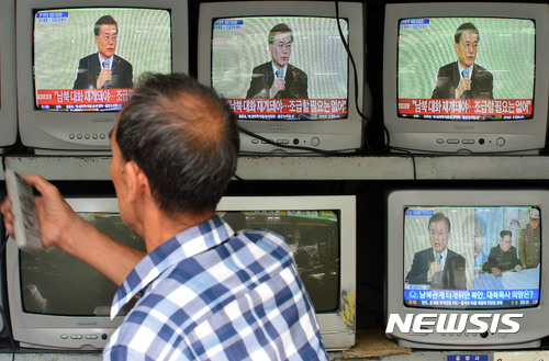 【서울=뉴시스】박진희 기자 = 17일 오전 서울 중구 황학동 중앙사 박정도 대표가 문재인 대통령 취임 100일 기자회견 생방송을 시청하고 있다. 2017.08.17. pak7130@newsis.com