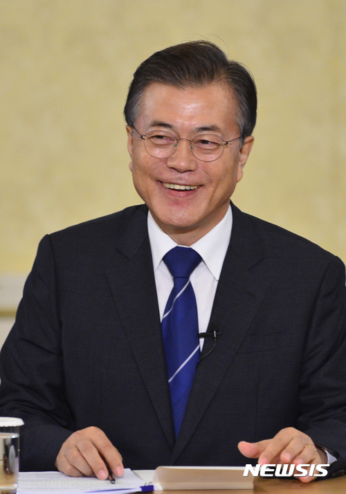 【서울=뉴시스】전진환 기자 = 문재인 대통령이 17일 오전 청와대 영빈관에서 취임 100일 기자회견 중 미소 짓고 있다. 2017.08.17. amin2@newsis.com