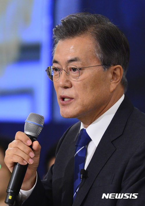 【서울=뉴시스】전진환 기자 = 문재인 대통령이 17일 오전 청와대 영빈관에서 취임 100일 기자회견을 하고 있다. 2017.08.17. amin2@newsis.com