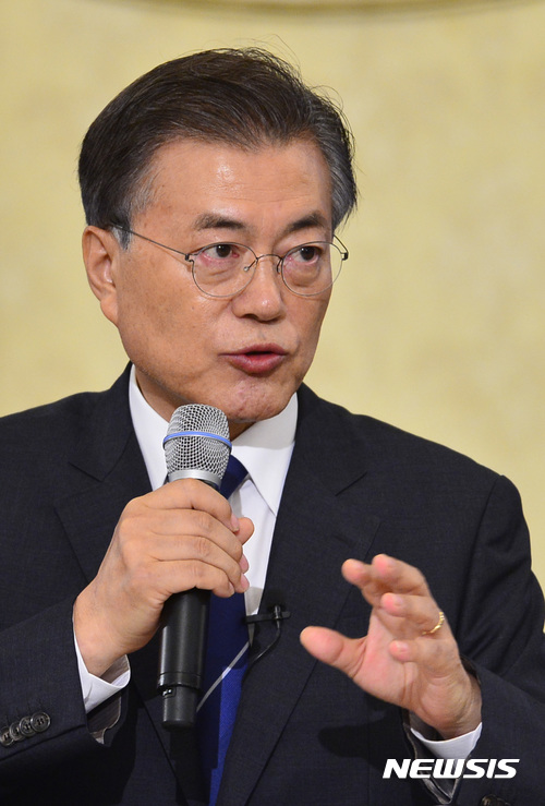 【서울=뉴시스】전진환 기자 = 문재인 대통령이 17일 오전 청와대 영빈관에서 취임 100일 기자회견을 하고 있다. 2017.08.17.&nbsp; amin2@newsis.com 