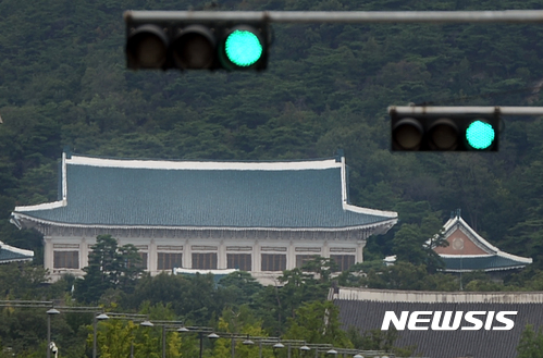 【서울=뉴시스】임태훈 기자 = 문재인 대통령 취임 100일을 맞은 17일 오후 서울 중구 태평로에서 바라본 청와대 앞 신호등에 파란불이 켜져 있다. 리얼미터가 이날 문 대통령 취임 100일을 맞아 발표한 주중집계에 따르면 문 대통령 국정수행 지지율은 긍정평가 71.2%로 탈권위 행보와 새 정부에 대한 기대감이 맞물려 취임 100일 내내 70%대의 높은 지지율을 유지하고 있다. 2017.08.17. taehoonlim@newsis.com