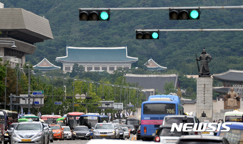 【서울=뉴시스】임태훈 기자 = 문재인 대통령 취임 100일을 맞은 17일 오후 서울 중구 태평로에서 바라본 청와대 앞 신호등에 파란불이 켜져 있다.&nbsp; 리얼미터가 이날 문 대통령 취임 100일을 맞아 발표한 주중집계에 따르면 문 대통령 국정수행 지지율은 긍정평가 71.2%로 탈권위 행보와 새 정부에 대한 기대감이 맞물려 취임 100일 내내 70%대의 높은 지지율을 유지하고 있다. 2017.08.17.&nbsp; taehoonlim@newsis.com