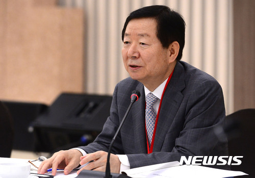 【서울=뉴시스】김선웅 기자 =17일 오후 서울 관악구 서울대학교 교수회관에서 열린 제3회 전국국공립대학교 총장협의회에서 성낙인 서울대 총장이 개회사를 하고 있다. 이날 열린 협의회에서는 입학금 폐지와 전형료 인하에 대한 안건이 논의됐다. 2017.08.17. mangusta@newsis.com