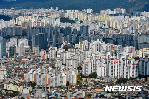 【서울=뉴시스】박진희 기자 = 한국감정원이 17일 발표한 아파트가격 동향에 따르면 14일 기준 서울 매매가격은 전주(-0.03%)보다 하락 폭이 0.01%포인트 확대돼 0.04% 하락했다. 전국 매매시장은 8·2대책과 여름 휴가철이 겹치면서 관망세가 확대되며 투자 수요가 몰렸던 서울 강남권역을 중심으로 하락 폭이 커지고 있다. 주요 시도별 매매 가격은 전남(0.12%), 대구(0.09%) 등은 상승한 반면 세종(0.00%)은 보합권을 형성했으며, 경남(-0.10%), 경북(-0.09%), 충남(-0.09%) 등은 하락했다. 2017.08.17. pak7130@newsis.com