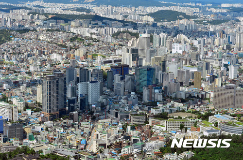 【서울=뉴시스】박진희 기자 = 한국감정원이 17일 발표한 아파트가격 동향에 따르면 14일 기준 서울 매매가격은 전주(-0.03%)보다 하락 폭이&nbsp; 0.01%포인트 확대돼 0.04% 하락했다.전국 매매시장은 8·2대책과 여름 휴가철이 겹치면서 관망세가 확대되며 투자 수요가 몰렸던 서울 강남권역을 중심으로 하락 폭이 커지고 있다. 주요 시도별 매매 가격은 전남(0.12%), 대구(0.09%) 등은 상승한 반면 세종(0.00%)은 보합권을 형성했으며, 경남(-0.10%), 경북(-0.09%), 충남(-0.09%) 등은 하락했다. 2017.08.17.pak7130@newsis.com