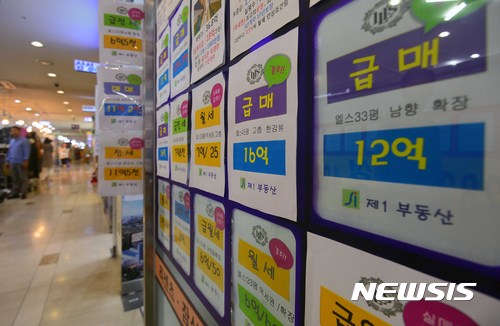 【서울=뉴시스】고승민 기자 = 8.2 부동산대책으로 서울 아파트값이 2주 연속 하락한 것으로 알려진 17일 오후 서울 잠실새내역 인근 부동산 상가에 아파트 등 매물 전단이 붙어 있다. 2017.08.17.&nbsp; kkssmm99@newsis.com