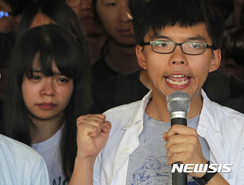 【홍콩=AP/뉴시스】조슈아 웡(黃之鋒) 데모시스토(香港衆志) 비서장(사진 오른쪽)이 지난 2017년 홍콩 법원의 판결을 앞두고 연설하고 있다. 2019.06.17