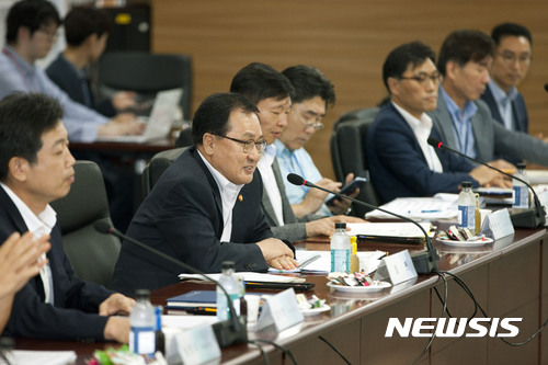 【서울=뉴시스】 유영민 과학기술정보통신부 장관이 17일 오후 경기도 과천시 관문로 정부과천청사 과기정통부 회의실에서 열린 '블록체인 기술 세미나'에 참석해 인사말을 하고 있다. 2017.08.17. (사진=과학기술정보통신부 제공)  photo@newsis.com