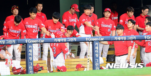 【서울=뉴시스】박주성 기자 = 17일 오후 서울 잠실야구장에서 열린 2017 KBO 리그 KIA 타이거즈 대 두산 베어스 경기, 1회초 투아웃 주자 1루 KIA 최형우의 1타점 적시2루타 때 1루 주자 김선빈이 홈을 밟은 후 팀 동료들과 기쁨을 나누고 있다. 2017.08.17. park7691@newsis.com