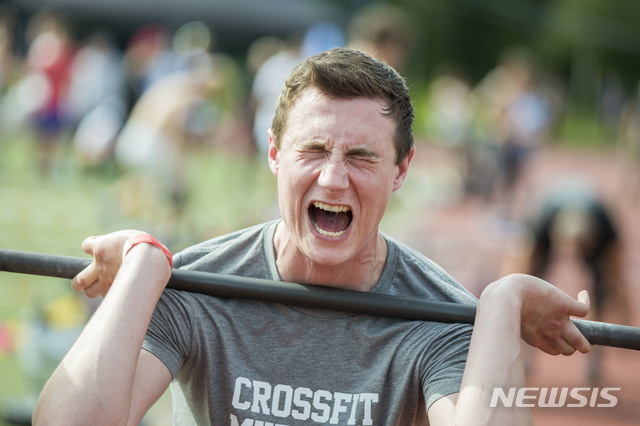[로스토크=AP/뉴시스] 2017년 8월5일(현지시간) 독일 메클렌부르크 포어포메른주 로스토크에서 열린 크로스핏 대회에서 한 선수가 비명을 지르고 있다. 2020.06.10.