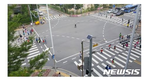 【서울=뉴시스】 <서울경찰청이 시범운영 중인 '동시 보행신호'>