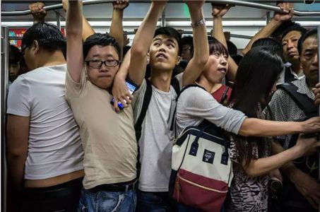 【서울=뉴시스】중국 지하철 내 공기질이 스모그 발생시 바깥 공기보다 더 못하는 중국내 연구 결과가 발표돼 주목받고 있다. 베이징 8호선 지하철에 승객이 붐비는 모습. (사진출처: 바이두) 2017.08.18 