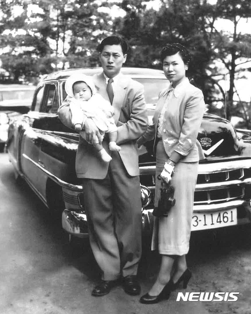 장남(신동주)를 안고 있는 신격호 롯데 명예회장과 하츠코 여사의 젊은시절.