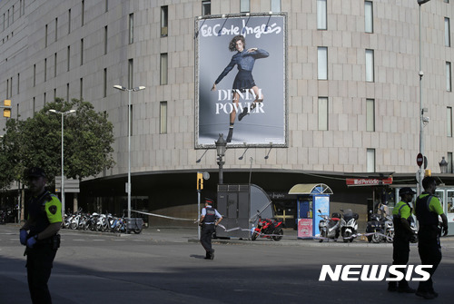 【바르셀로나=AP/뉴시스】17일(현지시간) 스페인 바르셀로나 유명 관광지인 라스 람블라스 구역에서 차량 인도 돌진 사건이 발생한 이후 경찰이 통제선을 설치하고 있다. 이날 바르셀로나에서 흰색 밴 차량이 인도로 돌진해 다수의 부상자가 발생했다. 2017.08.18 