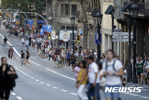 【 바르셀로나=AP/뉴시스】스페인 바르셀로나 중심가에서 17일(현지시간) 차량 돌진 테러 발생한 이후 시민과 관광객들이 급히 피신하고 있다. 2017.08.18 