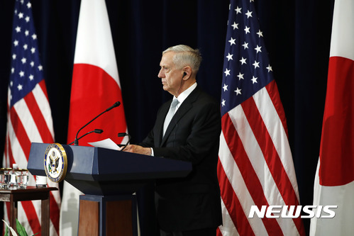  【워싱턴=AP/뉴시스】 제임스 매티스 미국 국방장관이 20일(한국시간) 중동 방문 중 요르단으로 가는 기내에서 한 기자회견에서 한·미 연합훈련 '을지프리덤가디언'(UFG) 훈련의 미군 병력 축소는 북한 때문이 아니라고 밝혔다고 미 국방부가 보도자료를 통해 전했다. 매티스 장관이 지난 17일워싱턴에 있는 국무부에서 기자회견을 하고 있다. 2017.08.21 