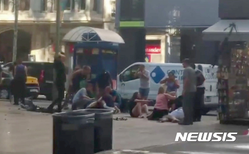 【바르셀로나=AP/뉴시스】17일(현지시간) 차량 돌진 테러가 발생한 스페인 바르셀로나 라스 람브라스 거리에 부상자들이 쓰러져 있다. 2017.8.18.