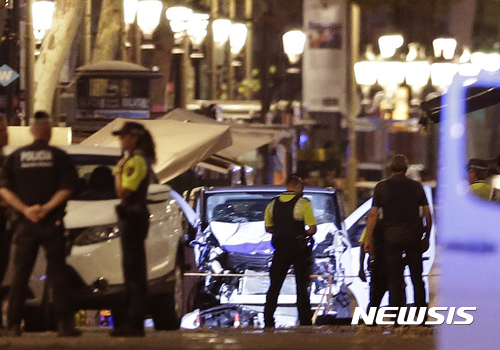 【바르셀로나=AP/뉴시스】17일(현지시간) 차량 돌진 테러가 발생한 스페인 바르셀로나에서 경찰이 범행에 쓰인 흰색 벤 주변을 통제하고 있다. 2017.8.18. 