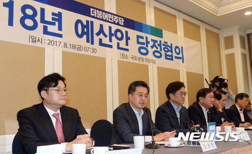 【서울=뉴시스】홍효식 기자 = 18일 오전 서울 여의도 국회 귀빈식당에서 열린 2018년 예산안 당정협의에 참석한 김동연(왼쪽 두번째) 경제부총리 겸 기획재정부 장관이 모두발언을 하고 있다. 2017.08.16. yesphoto@newsis.com