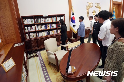 【서울=뉴시스】 지난 17일 문재인 대통령 취임 100일 맞아 진행된 청와대 오픈하우스에 참석한 출입기자단이 청와대 본관 대통령 집무실에 마련된 대통령의 서재를 둘러보고 있다. 2017.08.18. (사진=청와대 제공) photo@newsis.com