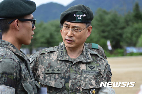 【서울=뉴시스】 김용우 육군참모총장이 18일 경기도 포천시 제8기계화보병사단 신병교육대를 방문해 신병교육훈련장에서 제식훈련을 하고 있는 장병을 격려하고 있다. 2017.08.18. (사진=육군 제공) photo@newsis.com