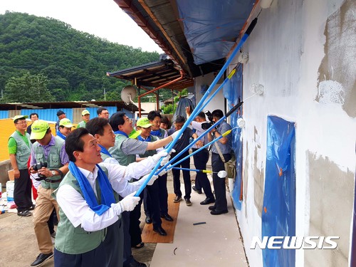 【경북=뉴시스】 경북 영천시 신녕면에서 사랑의 집 고치기 농가희망봉사단이 노후주택의 벽면 페인트칠을 하고 있다. 뉴시스DB. photo@newsis.com