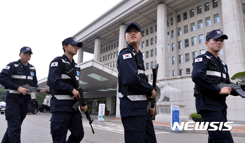 【서울=뉴시스】이영환 기자 = 국가 위기 관리종합훈련인 2017 을지연습을 사흘 앞둔 18일 오후 서울 여의도 국회에서 경찰병력들이 예행연습을 하고 있다. 2017.08.18.  20hwan@newsis.com