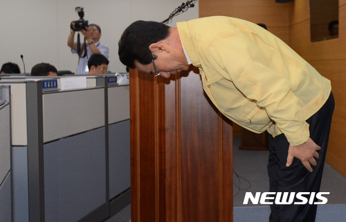 【세종=뉴시스】강종민 기자 = 김영록 농림축산식품부 장관이 18일 오후 정부세종청사에서 살충제 계란 전수조사 결과와 후속대책을 발표하며 허리숙여 사과하고 있다. 2017.08.18.&nbsp; ppkjm@newsis.com